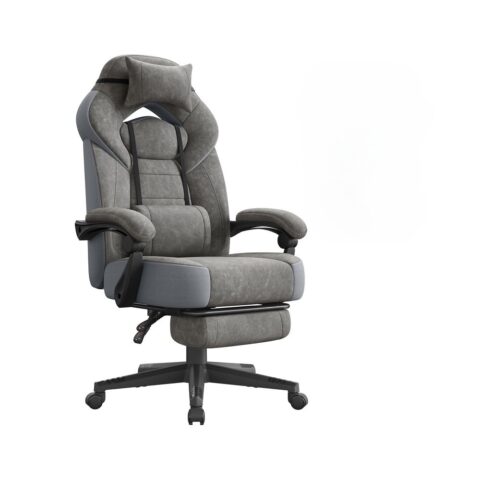 Plats un īpaši ērts gaming krēsls ar 54 cm sēdekli, izvelkamu kāju balstu un atzveltnes regulāciju 90°–135°.