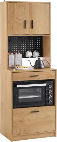 Casa Loft – virtuves uzglabāšanas skapis  Praktisks un stilīgs virtuves skapis ar vairākām uzglabāšanas zonām, kas palīdz uzturēt kārtību virtuvē vai ēdamistabā. Augstā konstrukcija ļauj efektīvi izmantot telpu, vienlaikus nodrošinot vietu dažādiem virtuves piederumiem.