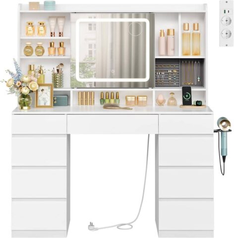 Nord Glow – kosmētikas galdiņš ar LED apgaismojumu un 9 atvilktnēm  Moderns un funkcionāls kosmētikas galdiņš, kas apvieno plašu uzglabāšanu, LED apgaismojumu un iebūvētas kontaktligzdas. Ideāls risinājums ērtai grima uzklāšanai, matu veidošanai un skaistumkopšanas rutīnai.